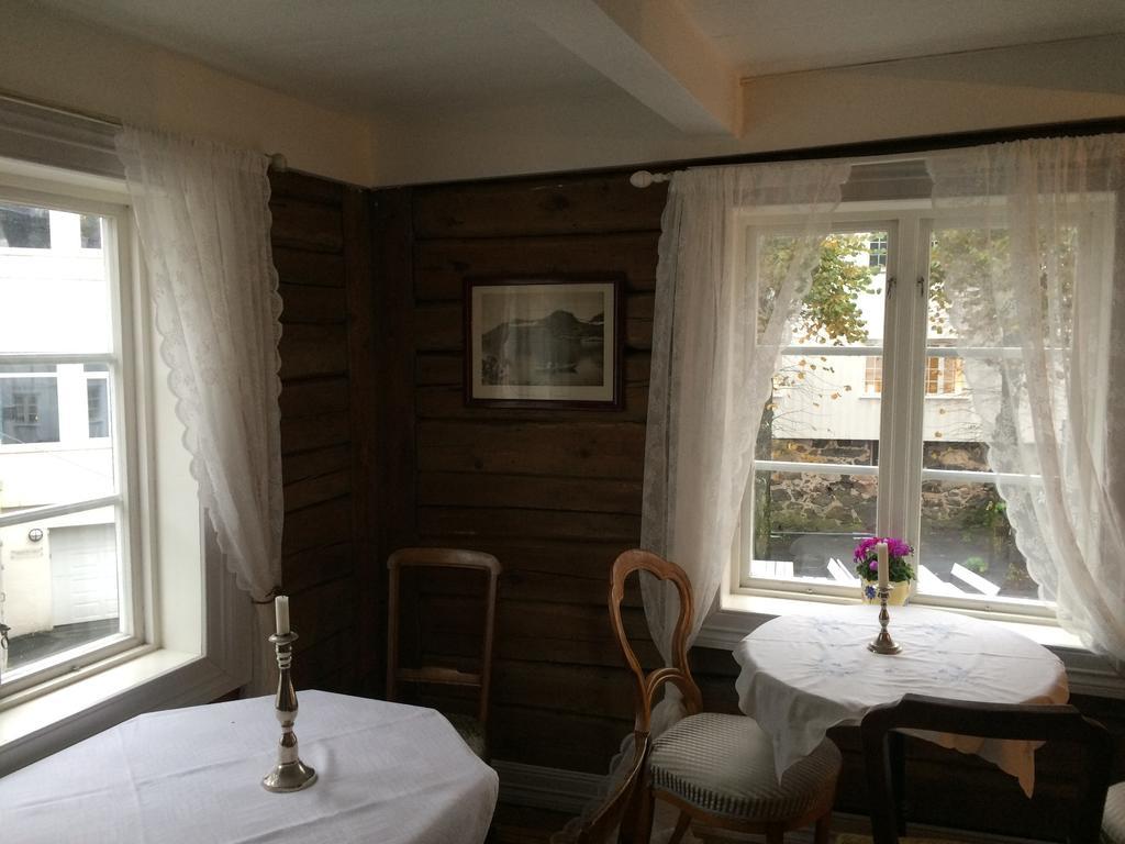 Gjestehuset Ibsen Grimstad  Extérieur photo