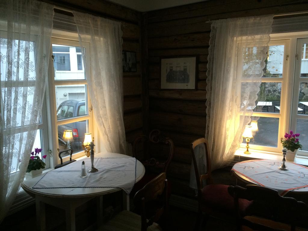 Gjestehuset Ibsen Grimstad  Extérieur photo
