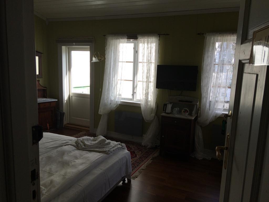 Gjestehuset Ibsen Grimstad  Extérieur photo